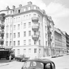 Kvarteret Gnistan i hörnet Grevgatan/Kommendörsgatan.Grevgatan till höger