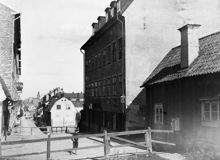 Hornsgatan österut från Ansgarieberget. En pojke står vid Hornsgatan 89 och 87 (t.h.). Trappor leder från husen ner till gatan. T.v. Hornsgatan 114. Nuvarande Hornsgatan 91 vid Hornskrokstrappan