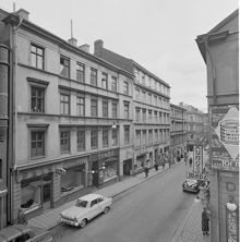Humlegårdsgatan västerut från hörnet av Majorsgatan. T.v. i fönstret på andra våningen sitter en skvallerspegel