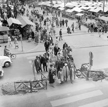 Torghandeln på Hötorget från Kungsgatan. Folksamling på övergångsställe på Kungsgatan
