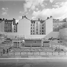 Den ännu obebyggda rivningstomten Sibyllegatan 8 - 12. I fonden gavlarna till gårdsfastigheterna vid Jungfrugatan 5 och 7.