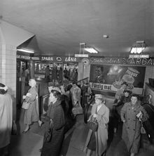 Tunnelbaneresenärer vid rulltrapporna i biljetthallen på Kungsgatan/Hötorgets tunnelbanestation.