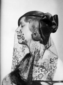 Porträtt av kvinna i hatt och flor, Loqvist