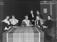 Nya Iduns akademi. Längst t.v. Alice Nordin; 2.dra fr. v. Gerda Lundequist; i mitten Agda Montelius; stående t.h. Karolina Widerström