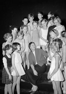 Gustav Adolfs Torg 2, Operan. Ingrid Bergman omgiven av barn ur operabalettens elevskola under repetition av uppsättningen "Jeanne d'Arc"