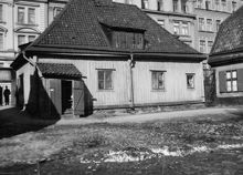 Gårdssidan vid Maria Högbergsgata 39 B. Huset tillhörde Konung Oscar I:s minne och revs 1930. Nuvarande Högbergsgatan 63-65. I fonden ses Maria Högbergsgata 46-48, kv. Nederland Mindre