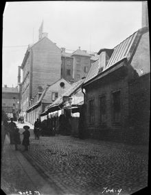 Lutternsgatan 20-24. Gatan gick ungefär i nuv Kungsgatans sträckning mellan Stureplan och Malmskillnadsgatan