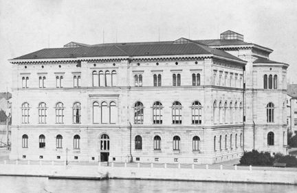 Nationalmuseums stenfasad med många stora fönster vid kajkanten mot Skeppsholmen.