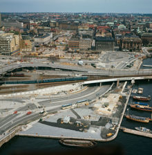 Utsikt från Stadshustornet mot anläggningsarbeten vid Klara Mälarstrand samt Centralbron, Tegelbacken, rivna Klarakvarter och nedre Norrmalm