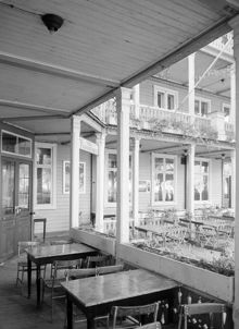Djurgårdsslätten 78, Lilla Hasselbacken. Veranda och vy mot gård med trädgårdsmöbler