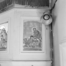 Katolska kyrkan. Predikstolen med bild av aposteln Lucas