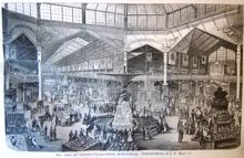 Det inre af industri-byggnadens midtelskepp. Litografi rörande Stockholmsutställningen 1866 Illustrerad Tidning, nr 30 den 4 augusti 1866.