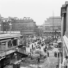 Sergelgatan, vy mot Hötorget. Gatuarbeten och torghandel två dagar innan invigningen av den första färdigbyggda hötorgsskrapan