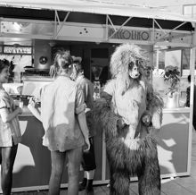Uteservering i ""Piccolino Bar"". Utklädda människor, bland annat en i gorillakostym