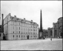 Hovförvaltningens hus, Slottsbacken 2 till vänster och Storkyrkan till höger