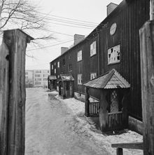 Provisorisk bostadslänga med förstukvistar. Längan sedd mot Sveaplans gymnasium. Nuv. kv. Cedersdals Malmgård