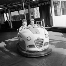 Mats Lindgren och Ingvor Lindgren åker radiobil på Gröna Lund