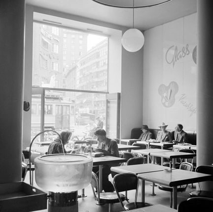 Norma Kafé vid Hörnet av Kungsgatan 40 och Sveavägen 21. Utanför fönstret skymtar Kungsgatan med södra Kungstornet