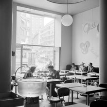 Norma Kafé vid Hörnet av Kungsgatan 40 och Sveavägen 21. Utanför fönstret skymtar Kungsgatan med södra Kungstornet