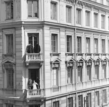 Hörnet Kommendörsgatan - Brahegatan. Kläder hängs på vädring på balkongerna