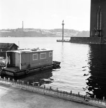 Vy från Klara Mälarstrand mot Söder Mälarstrand med Münchenbryggeriet och Skinnarviksberget. T.h. parti av Stadshuset. I förgrunden ponton med barack