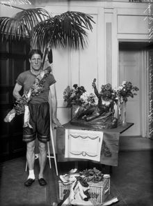 Olympiska spelen i Stockholm 1912. Sydafrikanen Mac Arthur,1:a pristagare i maratonlöpning, med sina priser.