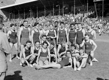 Stadion. Grupporträtt på deltagare vid Svenska Dagbladets stafettlopp