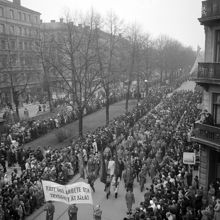 Första majdemonstration. Karlavägen västerut från Sibyllegatan. Tåget på Karlavägen går mot Gärdet