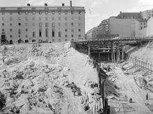 Rivna Hötorget 10 (platsen för första höghuset) och Konserthusets södra sida. Anläggningsarbete för tunnelbanan vid station Hötorget och blivande Sveavägen