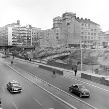Sveavägen sedd mot kv. Järnplåten, Uppvaktaren och Putten. Trappor till  Oxtorgs- och Jakobsbergsgatan. I fonden de båda Kungstornen