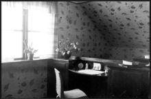 Interiör från hallen i vindsvåningen på Wormsövägen 21 i Enskede småstugeområde