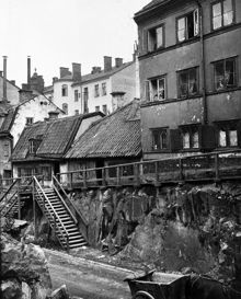 Sänkning av gatunivån vid Nybergs Gränd 8-6. Dåvarande kv. Kronkvarnen. Nuvarande Nybergsgatan, kv. Grannarne