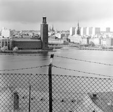 Utsikt från Skinnarviksberget över Riddarfjärden mot Stadshuset och Norrmalm. I förgrunden taggtrådsförsett stängsel