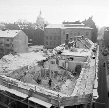 Rivning av 1700-talshuset vid Riddargatan 1 tillhörigt Vera och Naja Cedergren. Här bereds plats för tunnelbanan