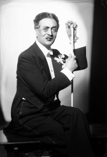 Porträtt av skådespelaren Gösta Ekman d.ä., med monokel och käpp