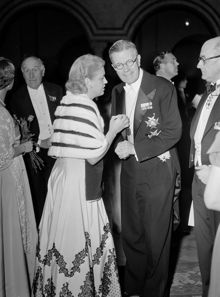 Aeroklubben firar 50 år i Gyllene Salen, Stadshuset. Kronprinsen samtalar