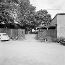 Lundagatan 4. Plank med infart till gården