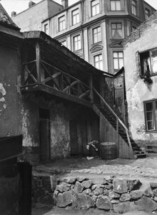 Gårdssidan vid Lilla Fiskargränd 4. Motsvarar nu platsen söder om Fiskargatan 14