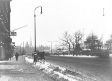 Vasagatan sedd mot Tegelbacken från Lilla Vattugatan. T.h. Järnvägsparken