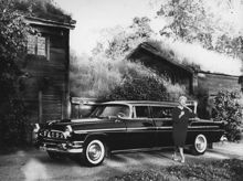 Skansen. Kvinna vid en Chrysler från Freys hyrverk