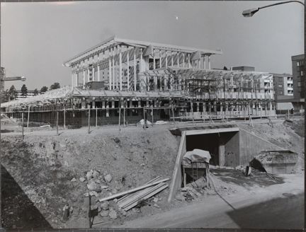 Svartvitt fotografi uppbyggnaden av Tensta gymnasium