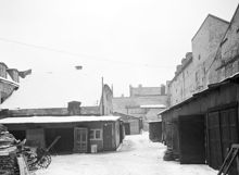Jakobsbergsgatan 38. Gården västerut med en vedhandel och brädgård. Här är nuvarande Sveavägen framdragen