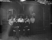 En grupp människor (troligen familjen Hanner) framför ett lusthus på Bondegatan 8 (nuvarande Bondegatan 18-20).