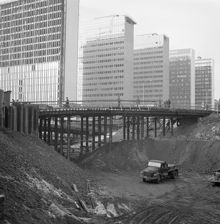 Arbeten för Hamngatans nya sträckning mot Sergels Torg. Över gropen den provisoriska bron för Malmskillnadsgatan