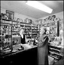 Interiör av tobaksaffär vid Bastugatan 43. Bakom disken står Greta Amalia Johanna Hansdotter/Eriksson.