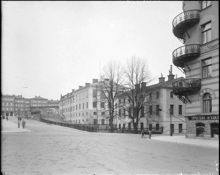 Fredrikshovsgatan. Närmast Storgatan och Fredrikshov slott till höger. I fonden Garnisonen