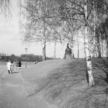 Motiv från Djurgården vid Framnäs. Bronsstaty av Jenny Lind