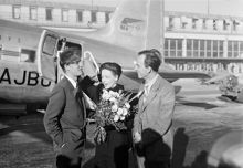Bromma flygplats. Skådespelerskan Signe Hassos ankomst. Hon hälsas välkommen av Ingmar Bergman och Alf Kjellin