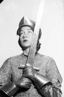 Porträtt av Monica Brilioth, iklädd riddardräkt