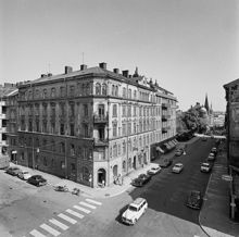 Rådmansgatan 75, Upplandsgatan 18, exteriör. T.h. Upplandsgatan söderut. I fonden t.h. Tegnérlunden